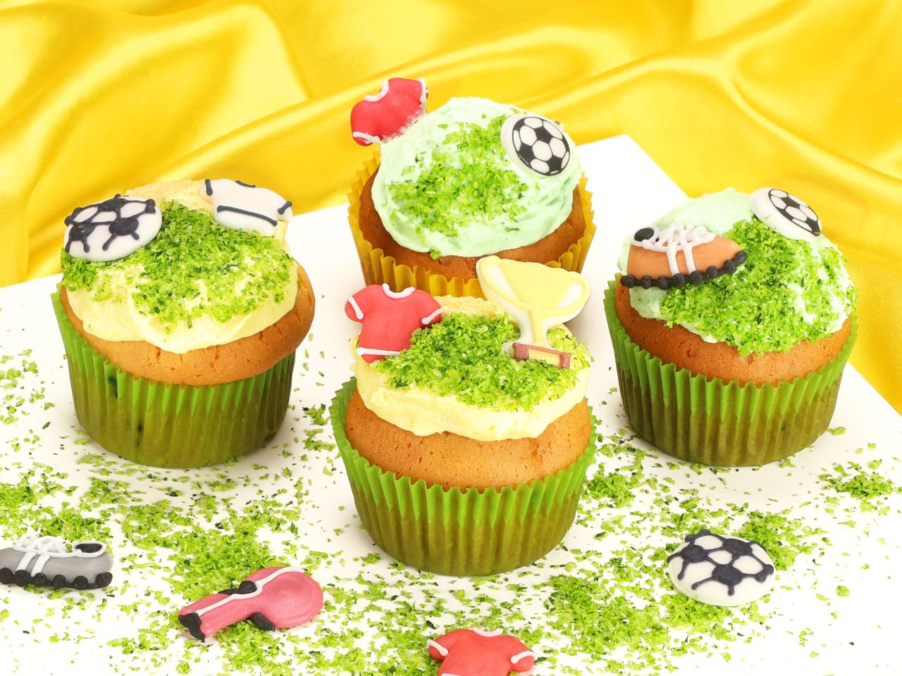 sugar decoration football 8 pieces