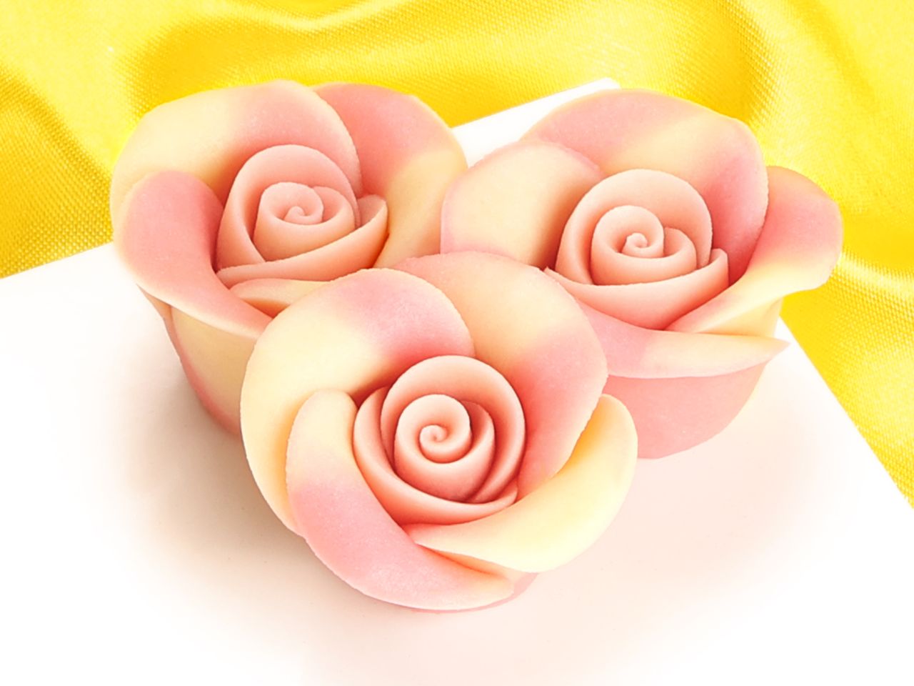 rosen marzipan weiss rosa 3 5cm 4 stueck