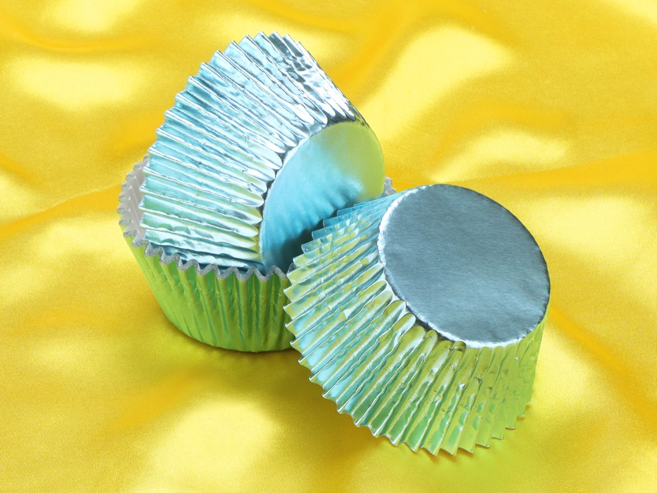 muffin cases foil baby blue 24 pieces
